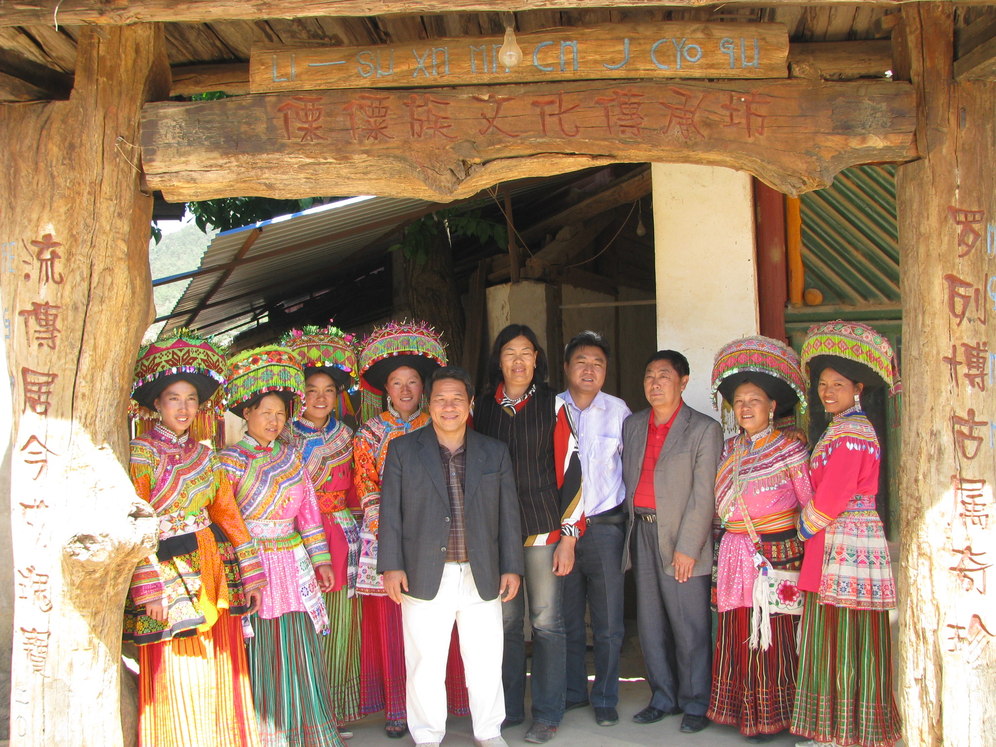 Group picture with Lisu at Hua Ping