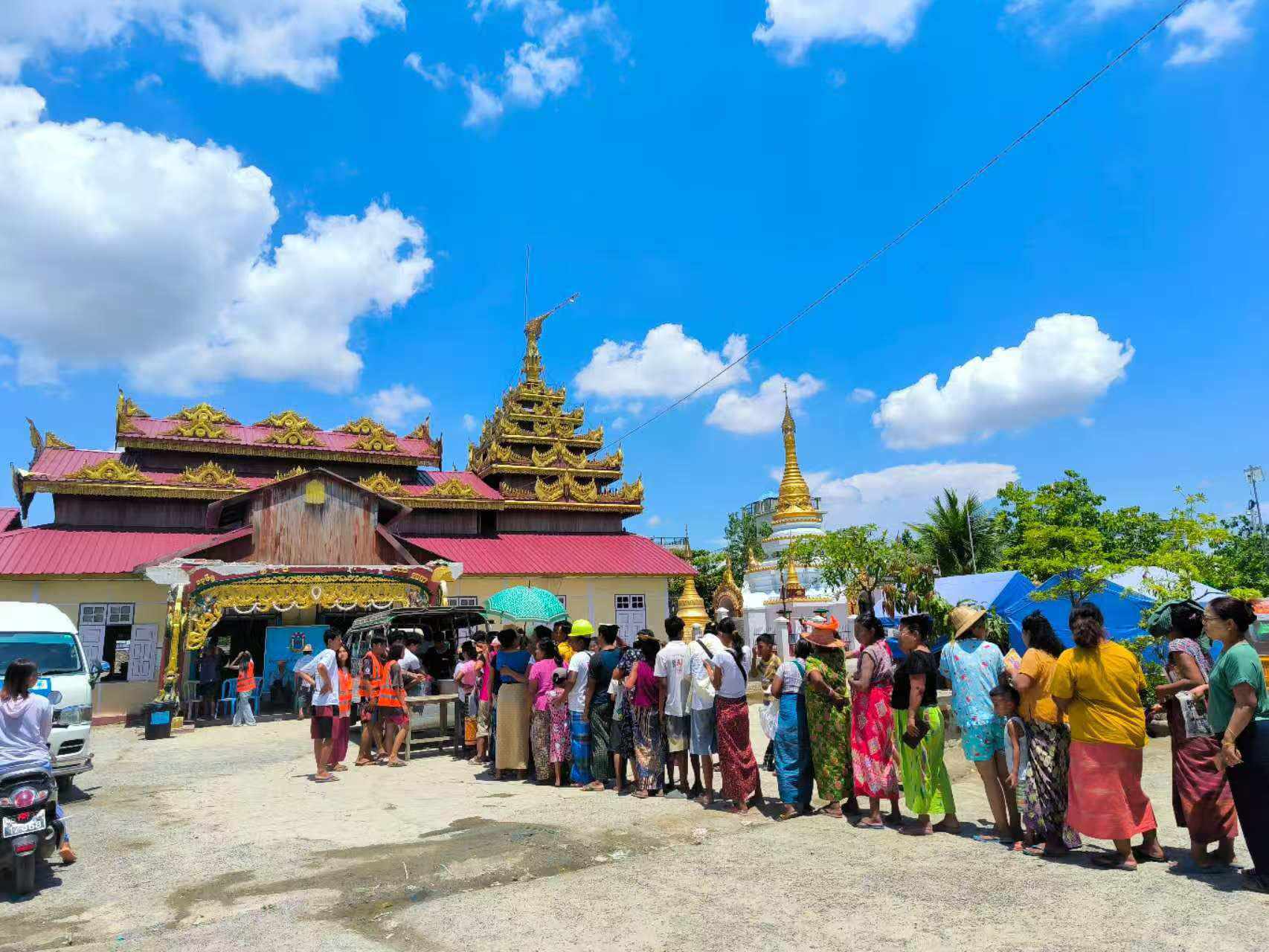Distributing ready-to-eat meals in Myanmar
